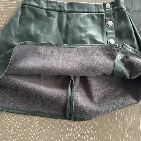 Bar lll Women’s Size 4 Green Faux Vegan Leather Mini Skirt Silver-Tone Rivets - Picture 9 of 12
